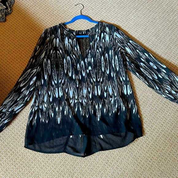 Miracle body large l tunic sheer lace in back with button to create flow hot - Picture 1 of 9